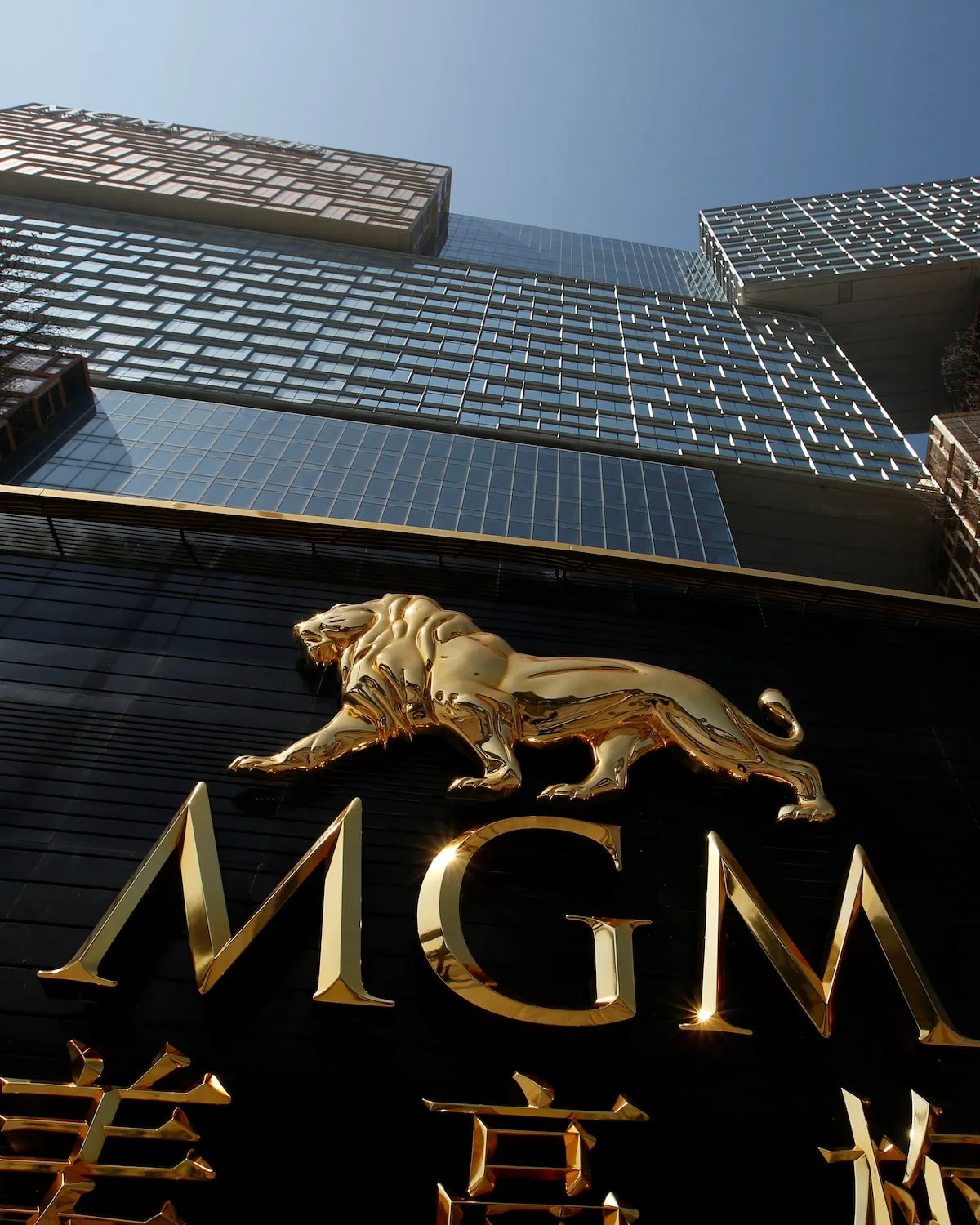 澳门美高梅酒店金色外观夜景